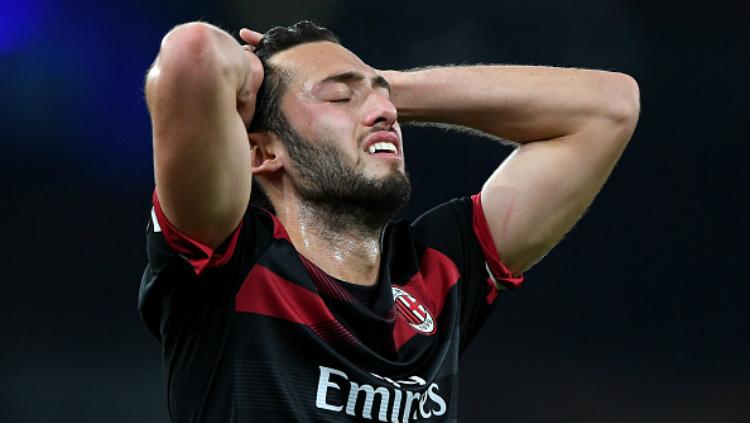 Hakan Calhanoglu dalam laga Arsenal vs AC Milan.