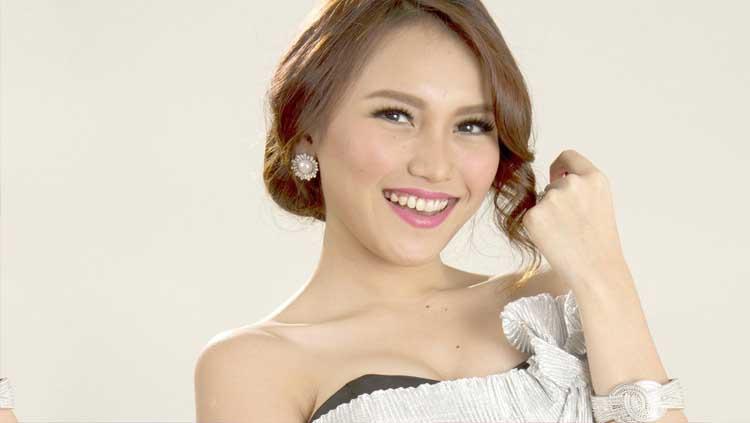 Aktris cantik, Ayu Ting Ting ikut terkena demam bersepeda yang saat ini lagi hits di kalangan masyarakat. Ia ditemani oleh seorang pria saat melakukan olahraga