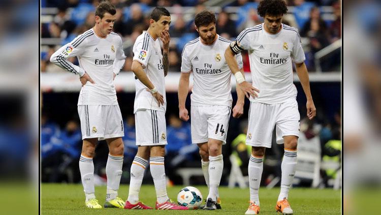 Xabi Alonso (dua dari kanan) saat masih membela Real Madrid.