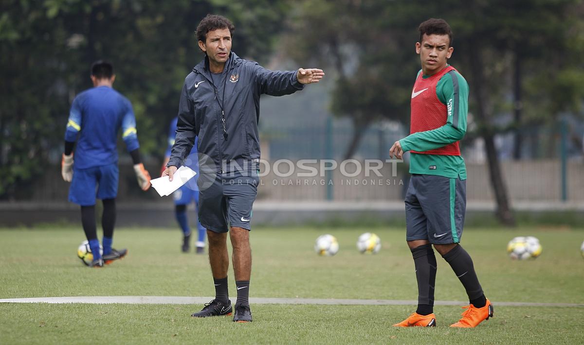 Pelatih Luis Milla memberikan arahan kepada para pemainnya. Herry Ibrahim Copyright: Herry Ibrahim/INDOSPORT