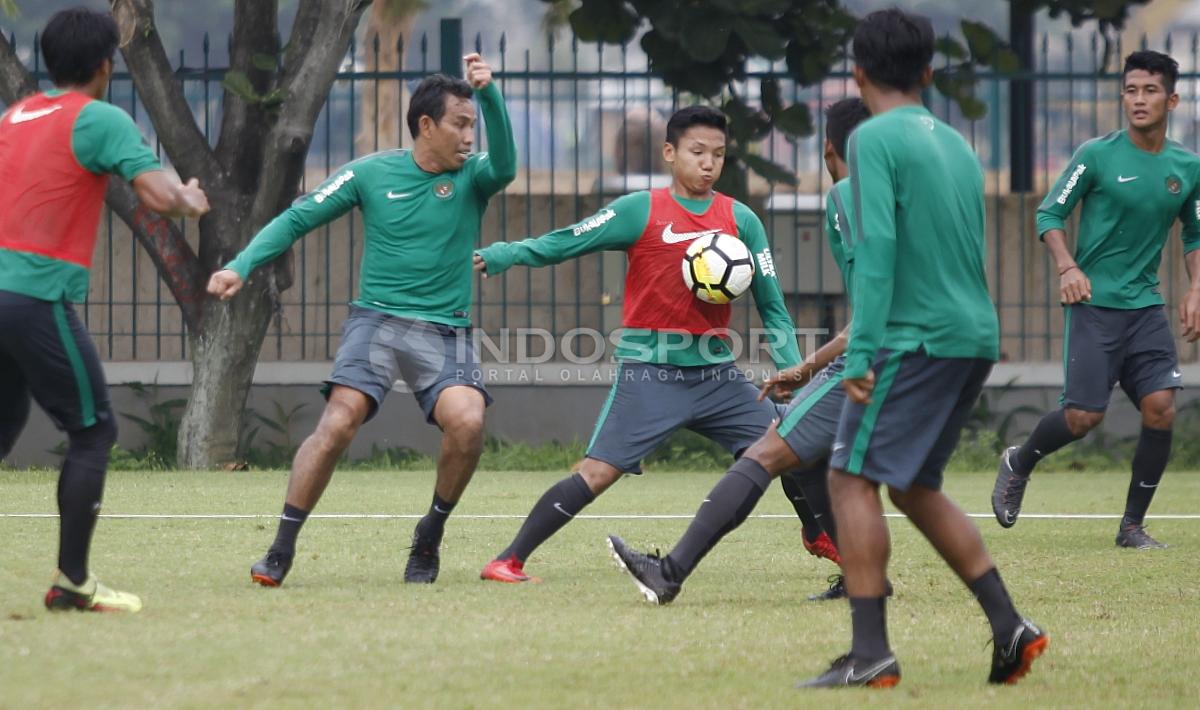 Syahrian Abimanyu (tengah) mendapat penjagaan ketat dari asisten pelatih Bima Sakti. Herry Ibrahim Copyright: Herry Ibrahim/INDOSPORT