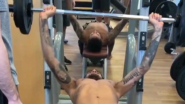 Neymar nge-gym setelah operasi kaki. Copyright: Neymar
