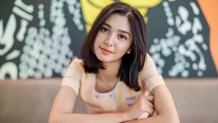 Senyum manis Mikha Tambayong bikin hati lelaki tidak mau kehilangan. - INDOSPORT