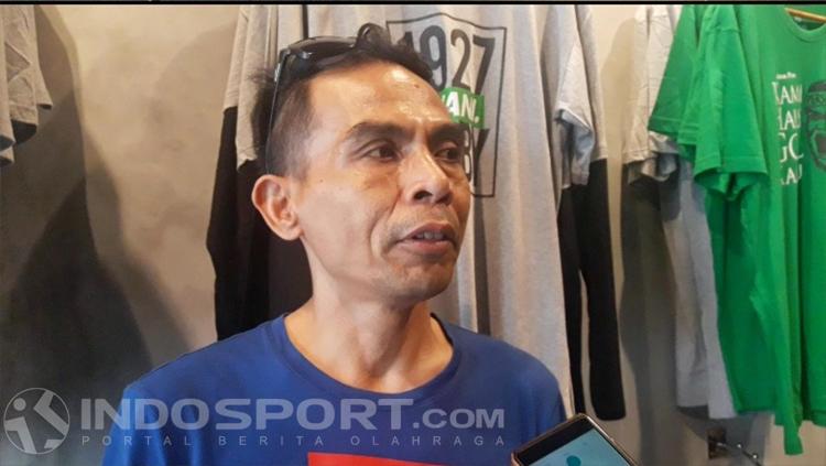 Sudirman ketika selesai membeli merchadise di persebaya store. Copyright: INDOSPORT/Fitra Herdian