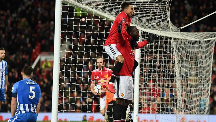 Selebrasi Lukaku bersama Lingard usai mencetak gol pertama.