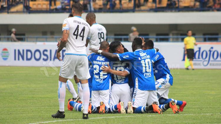 Skuat Persib Bandung merayakan gol Oh In-kyun ke gawang Arema pada laga persahabatan.