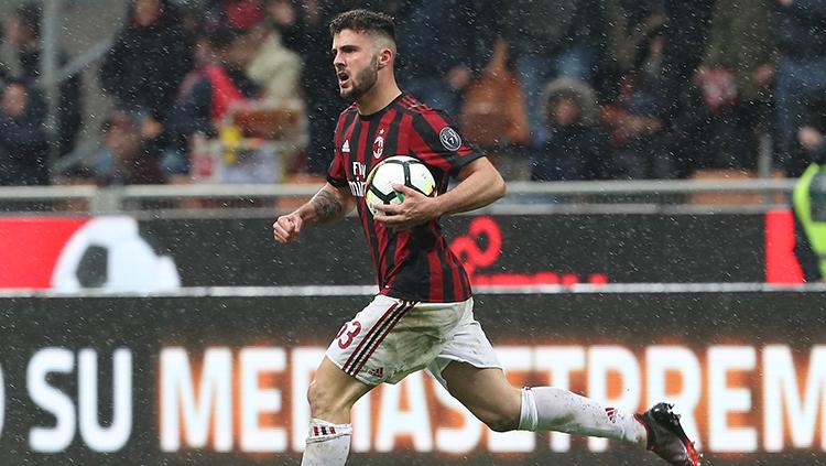 Patrick Cutrone dapatkan dukungan moral dari rekan setimnya di AC Milan, Hakan Calhanoglu.