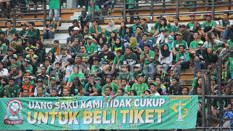 Bonek membentangkan banner tentang mahalnya harga tiket Persebaya Surabaya.