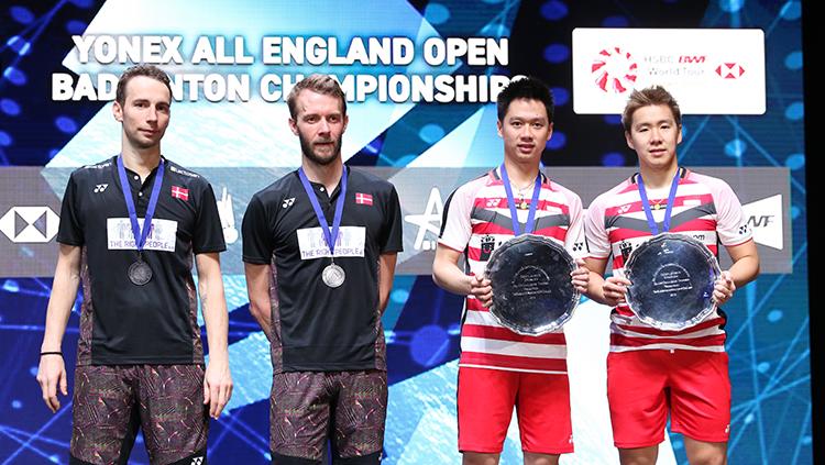 Pasangan Kevin/Marcus foto bersama dengan pasangan Denmark Boe/Mogensen di podium juara All England.