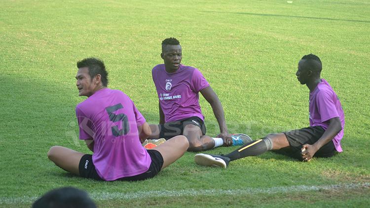 Pemain Sriwijaya FC tengah berdiskusi saat istirahat latihan. Copyright: Muhammad Effendi/INDOSPORT