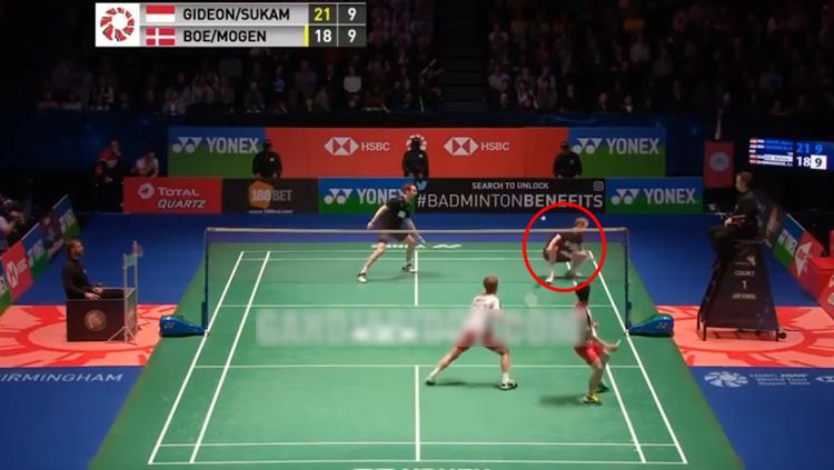 Kevin Sanjaya/Marcus Gideon berhasil jatuhkan lawan. - INDOSPORT
