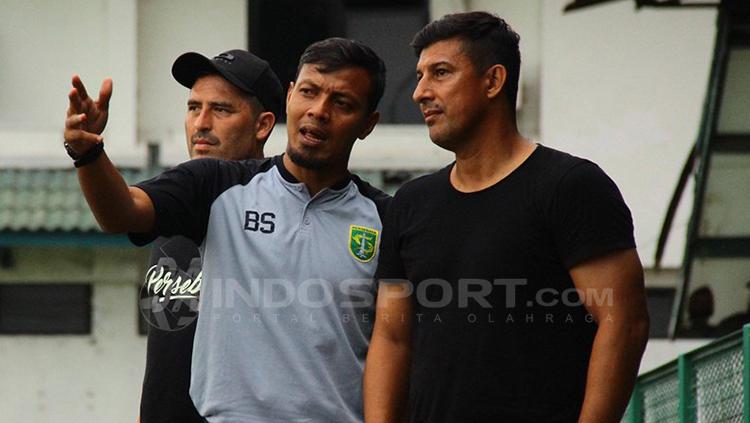 Bejo sugiantoro tengah berdiskusi dengan Angel Alfredo Vera. Copyright: Fitra Herdian/INDOSPORT