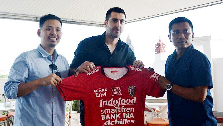 Milos Krkotic saat diperkenalkan ke publik.