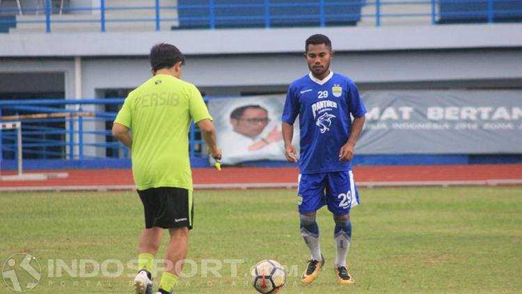 Idrus pemain Persib Bandung. Copyright: INDOSPORT/Arif Rahman