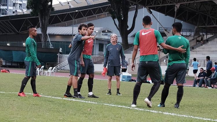 Timnas Indonesia U-23 dalam sesi latihan di Singapura. Copyright: PSSI