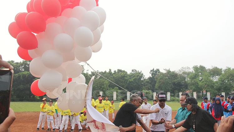 Ketua Perbabsi, Andika Monoarfa dan jajaran lainnya akan melepas balon ke udara. - INDOSPORT