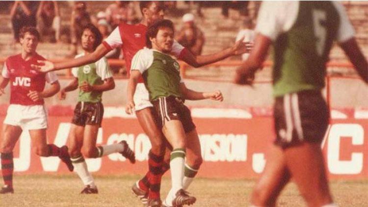 Fandi Ahmad saat memperkuat NIAC Mitra melawan Arsenal. Copyright: Istimewa