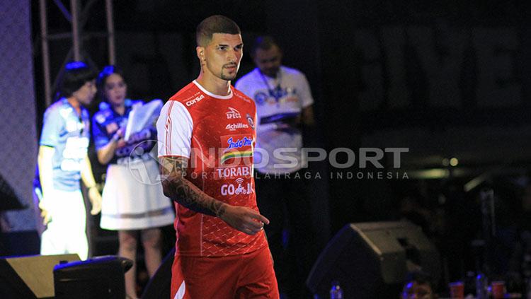 Arthur Cunha mengenakan jersey merah Arema FC.