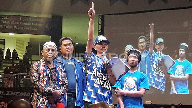 Yuli Sumpil, dirijen Aremania menyerahkan bantuan hasil dari iuran sukarela Aremania dengan nilai Rp 31 juta