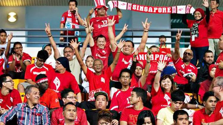 Pendukung Timnas Singapura. - INDOSPORT