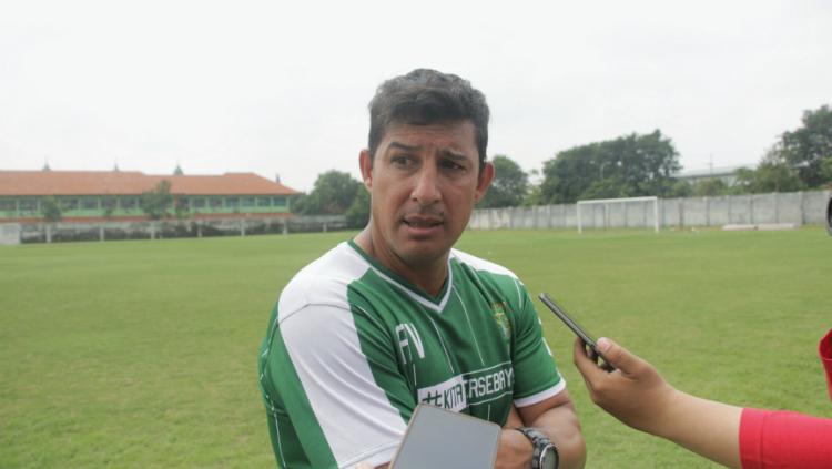 Pelatih Persebaya, Alfredo Vera. Copyright: Fitra Herdian Ariestianto/INDOSPORT