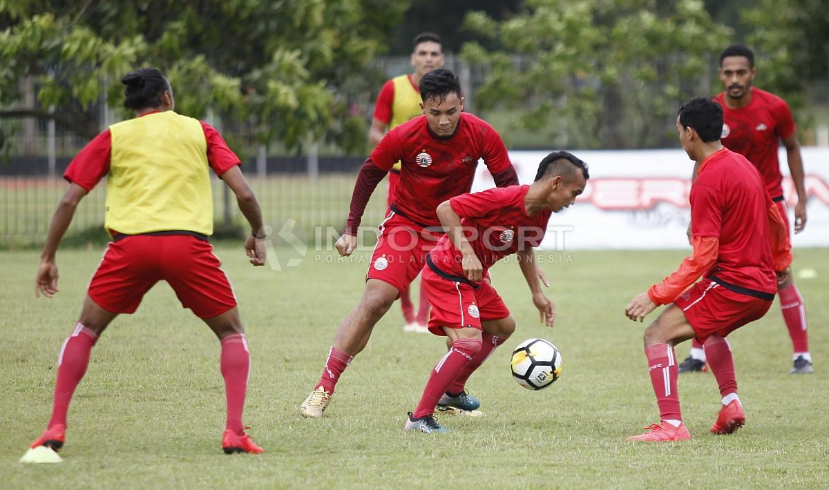 Riko Simanjuntak mencoba melewati kepungan rekannya dalam latihan.