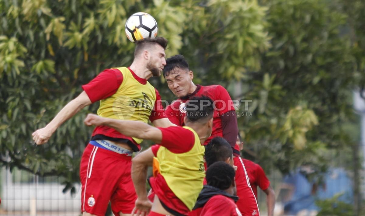 Duel udara antara Marko Simic dengan Gunawan Dwi Cahyo.