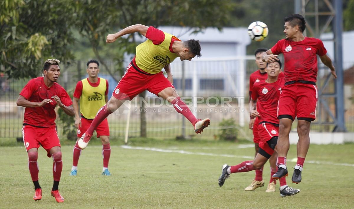 Marko Simic (tengah) memenangkan duel udara dengan Bambang Pamunkas.