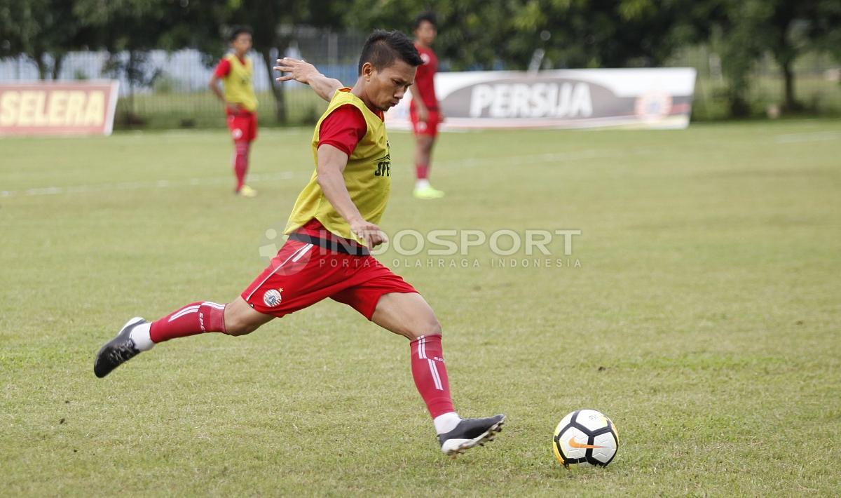 Ismed Sofyan saat hendak melakukan umpan silang ke arah gawang.