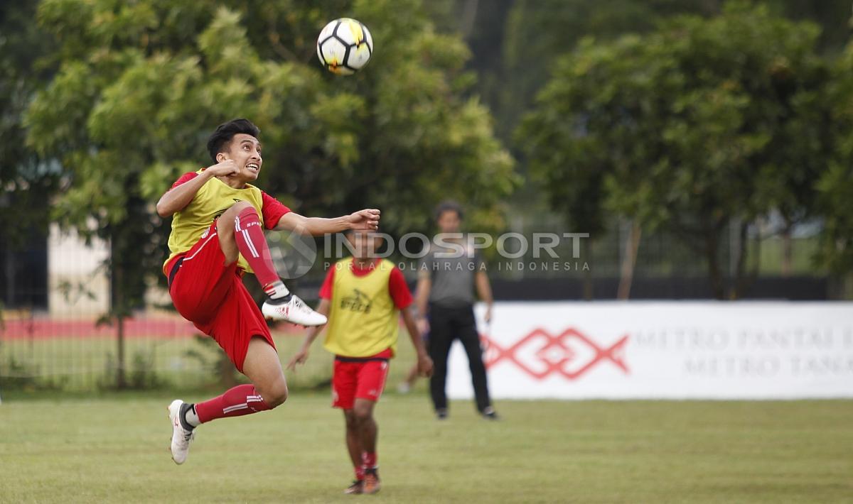 Aksi Fitra Ridwan melakukan kontrol bola.