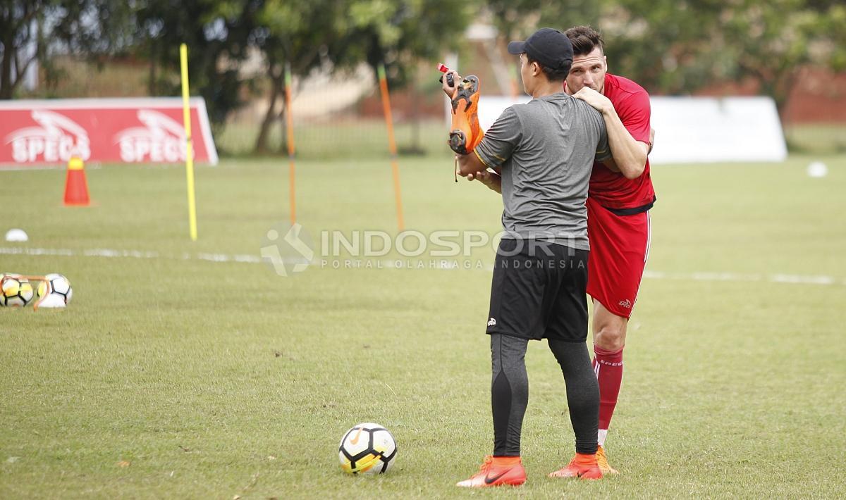 Marko Simic melakukan perenggangan sebelum berlatih.