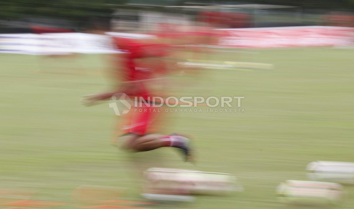 Bambang Pamungkas melakukan sprint pendek dalam latihan.