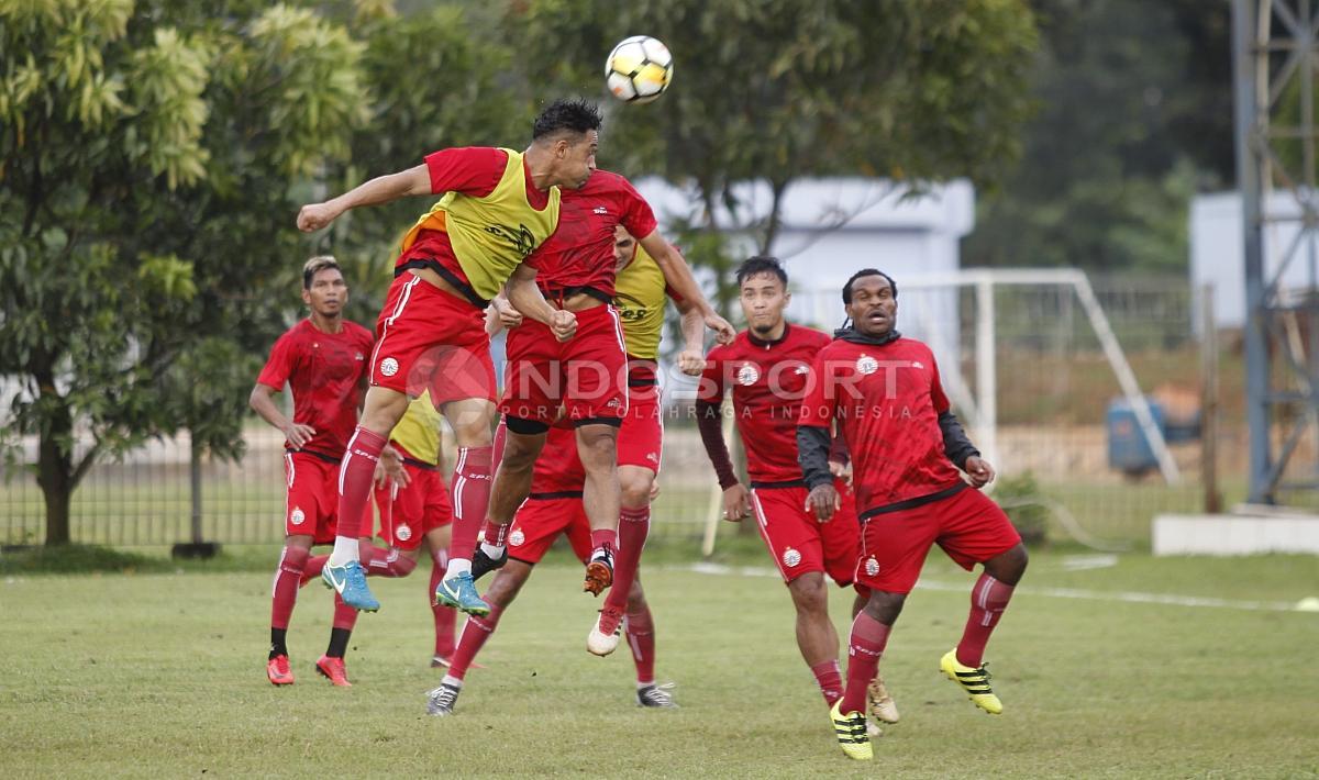 Duel udara antara Addison Alves dengan Bambang Pamungkas.