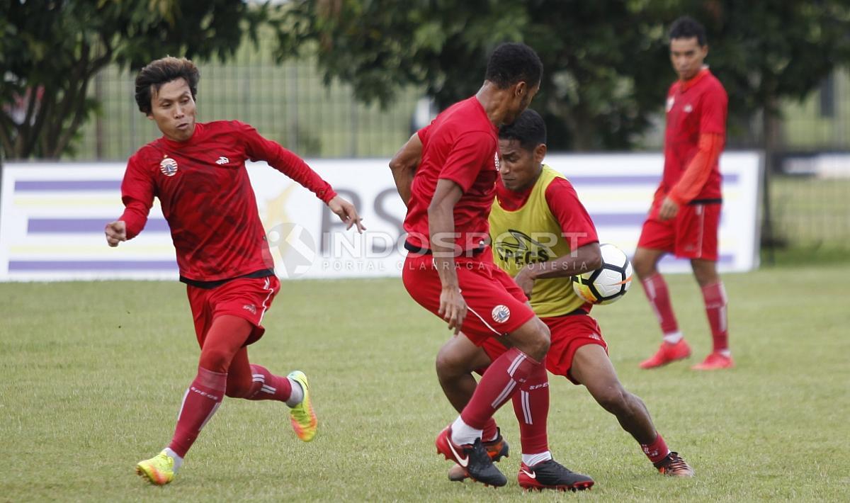 Ramdani Lestaluhu mencoba melewati hadangan Marko Kabiay.