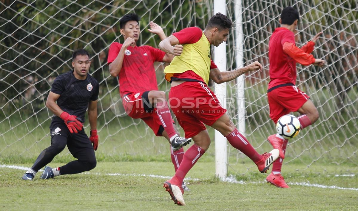 Jaimerson da Silva (kedua dari kanan) melakukan tendangan ke gawang Andritany dijaga Novri Setiawan dan Vava Mario Yagalo.