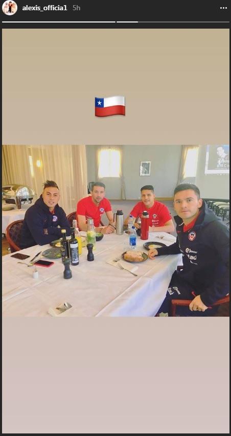 Alexis Sanchez bersama rekannya di Timnas Chile. Copyright: Instagram/@alexis_officia1