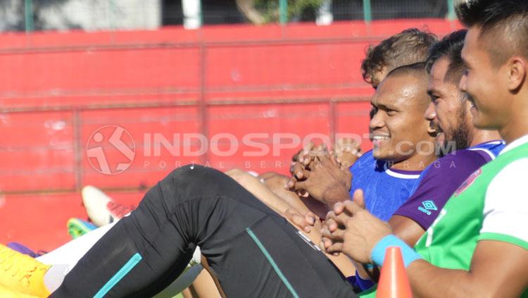 Ferdinand Sinaga (biru) saat latihan bersama PSM Makassar. Copyright: Reno Firhad Rinaldi/INDOSPORT