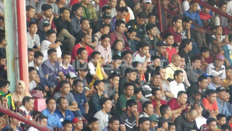 Fans PSM Makassar yang datang untuk melihat Ferdinand Sinaga latihan.