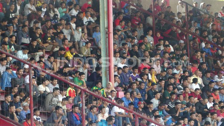 Fans PSM Makassar yang datang untuk melihat Ferdinand Sinaga latihan.