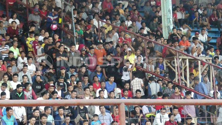 Fans PSM Makassar yang datang untuk melihat Ferdinand Sinaga latihan. Copyright: Reno Firhad Rinaldi/INDOSPORT