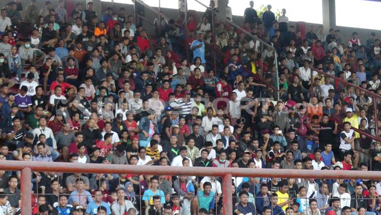 Fans PSM Makassar yang datang untuk melihat Ferdinand Sinaga latihan.