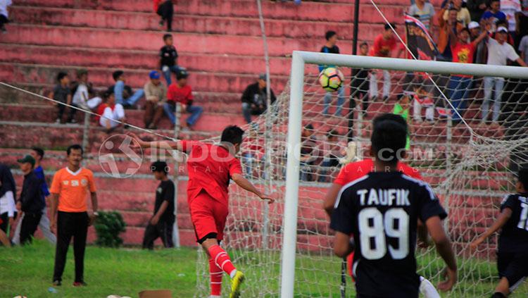 RACHMAT AFANDI SAAT MENCETAK GOL MENGHADAPI PPLP SUMBAR PADA UJI TANDING DI STADION H AGUS SALIM, PADANG, RABU (21/03/18) Copyright: Taufik Hidayat/INDOSPORT