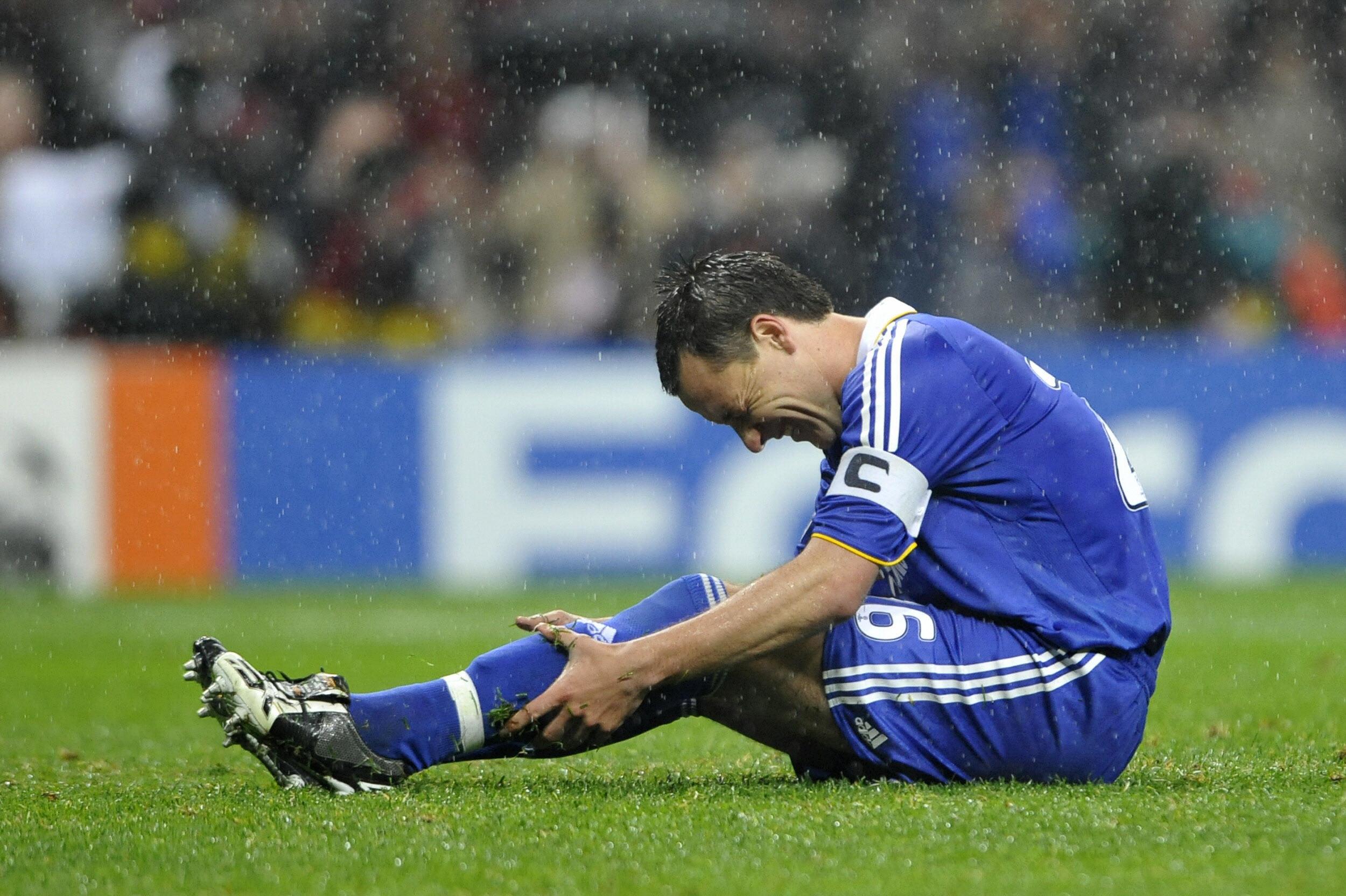 John Terry usai gagal mengeksekusi penalti di final Liga Champions musim 2007/2008 Copyright: Goalden Times