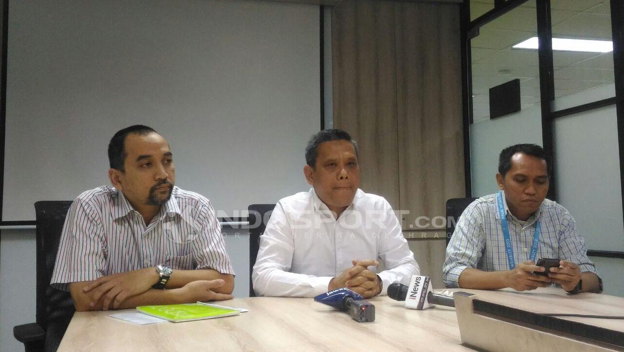 Direktur Utama PT LIB, Berlinton Siahaan (tengah) saat mengumumkan perubahan titel Liga 1 musim 2018 di Kantor LIB, Jakarta. Perubahan titel karena Traveloka undur diri sebagai sponsor. Copyright: Zainal Hasan/INDOSPORT