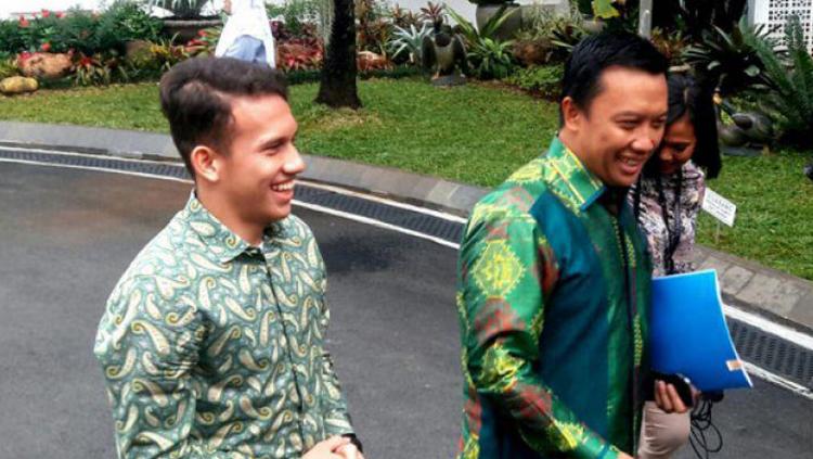 Egy Maulana Vikri dan Imam Nahrawi menuju istana kepresidenan ketemu Jokowi. - INDOSPORT