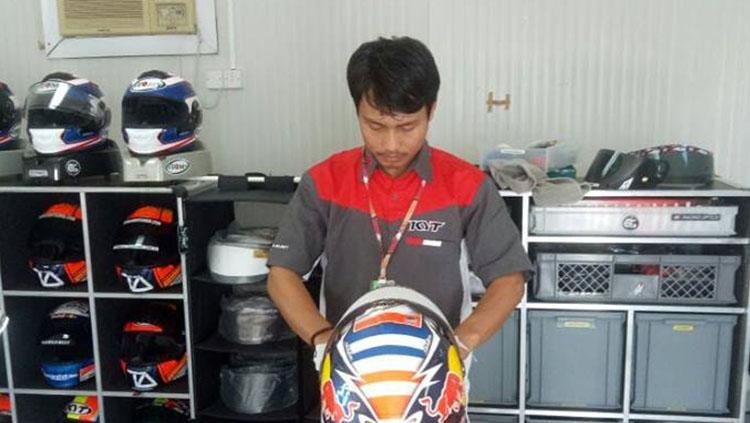 Nathania Mugiyono, orang Indonesia yang memperbaiki helm Andrea Dovizioso. - INDOSPORT