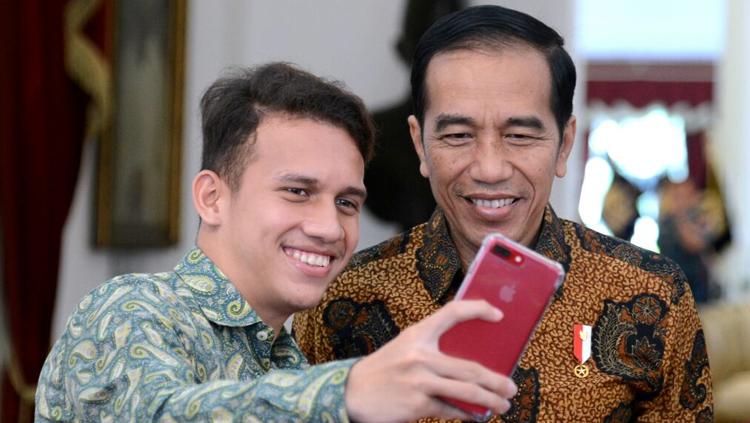 Egy Mualana Vikri melakukan selfie bersama Joko Widodo. - INDOSPORT