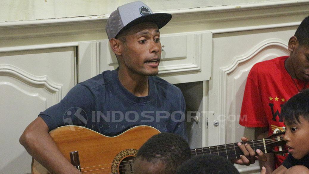 Ruben Sanadi pemain Persebaya jago musik.