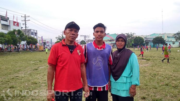 David Maulana dan ayahnya. Copyright: INDOSPORT/Kesuma Ramadhan