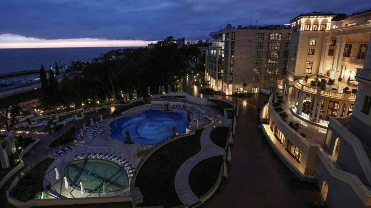 Kolam renang di hotel penginapan Timnas Brasil. Copyright: AS